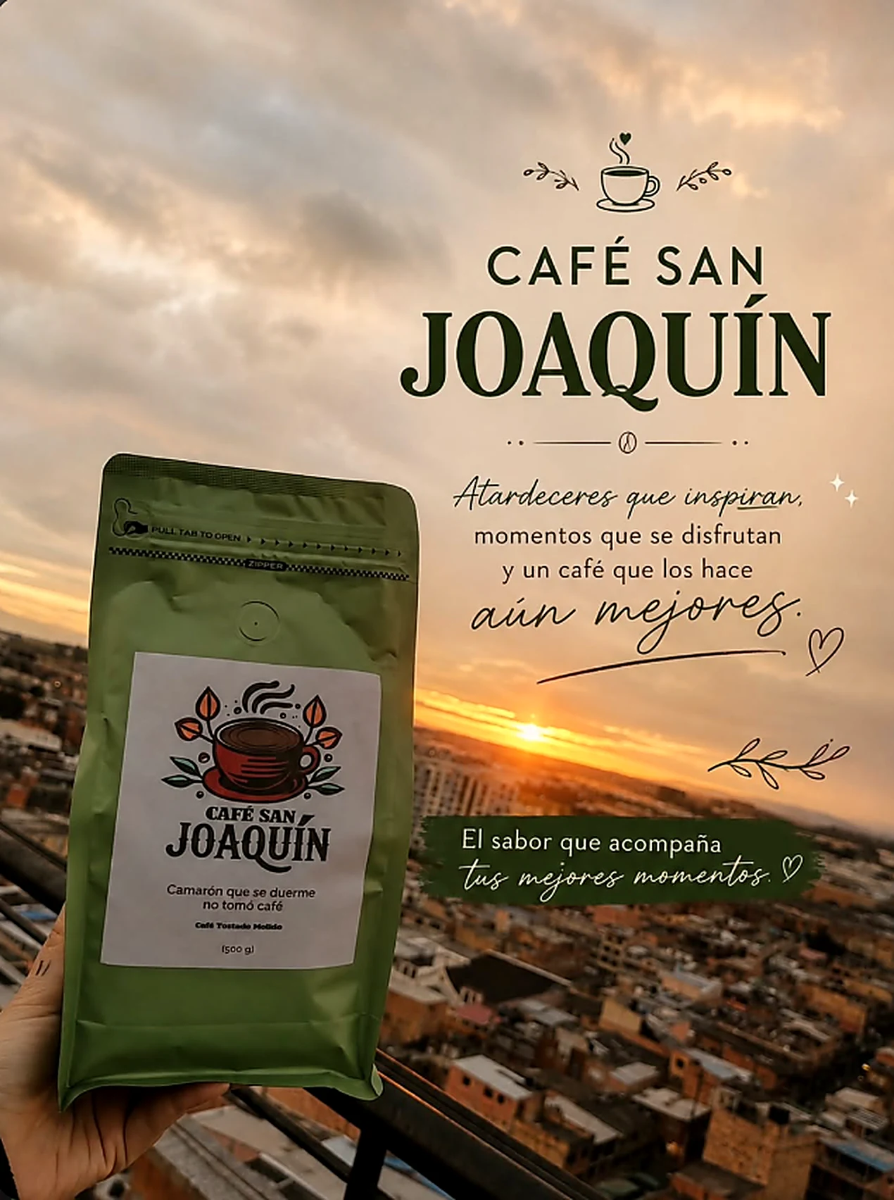 Mano sosteniendo un empaque verde de Café San Joaquín frente a un atardecer sobre Bogotá